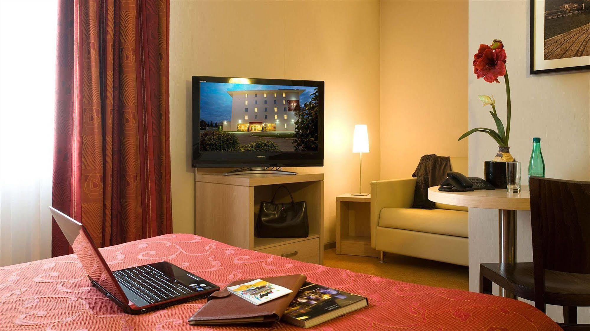 Ibis Styles Lyon Meyzieu Arena Stadium Bagian luar foto
